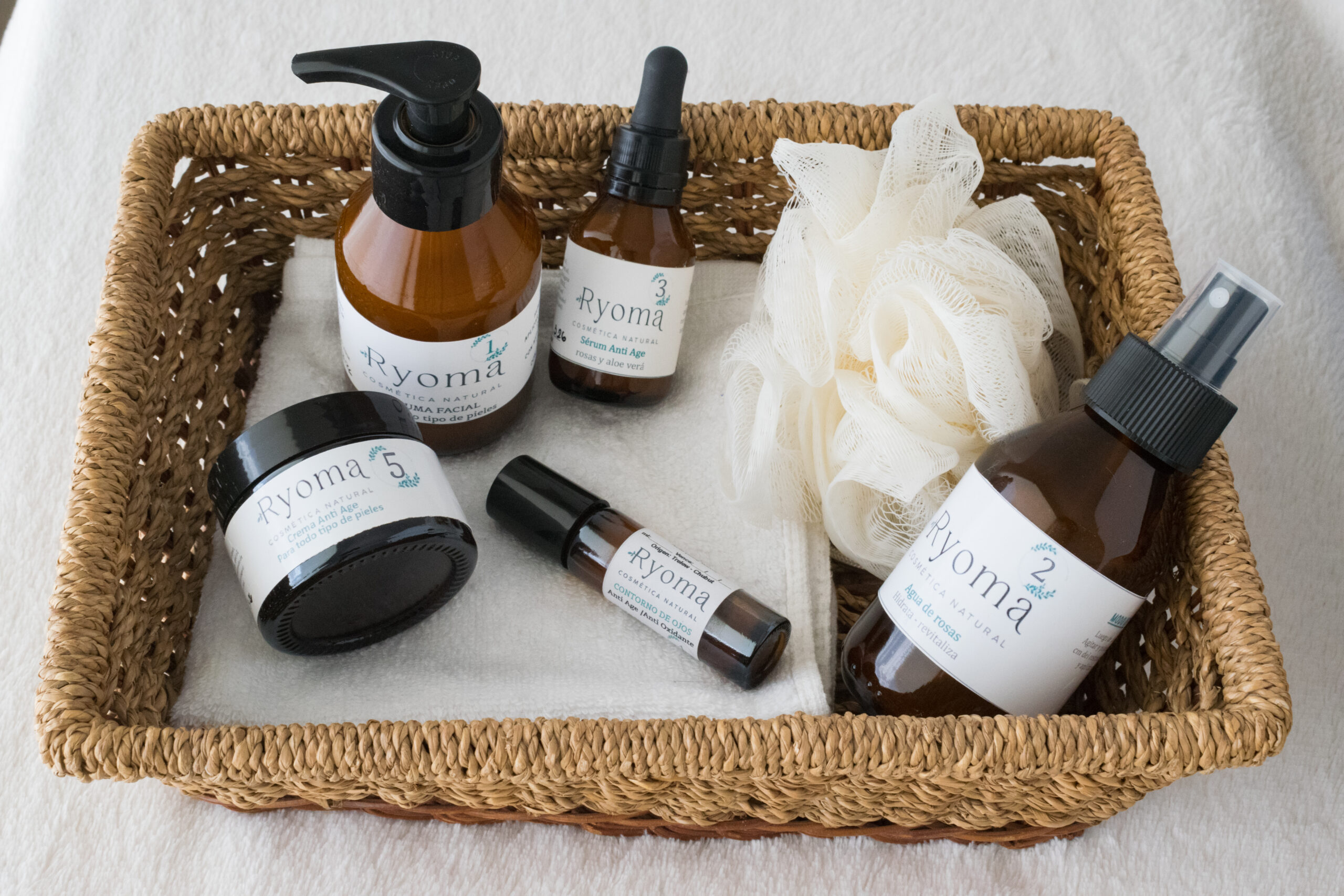 Aprende a identificar lo que tu piel necesita y a elegir con conciencia los activos, vehículos y maniobras correctas para tu rutina diaria